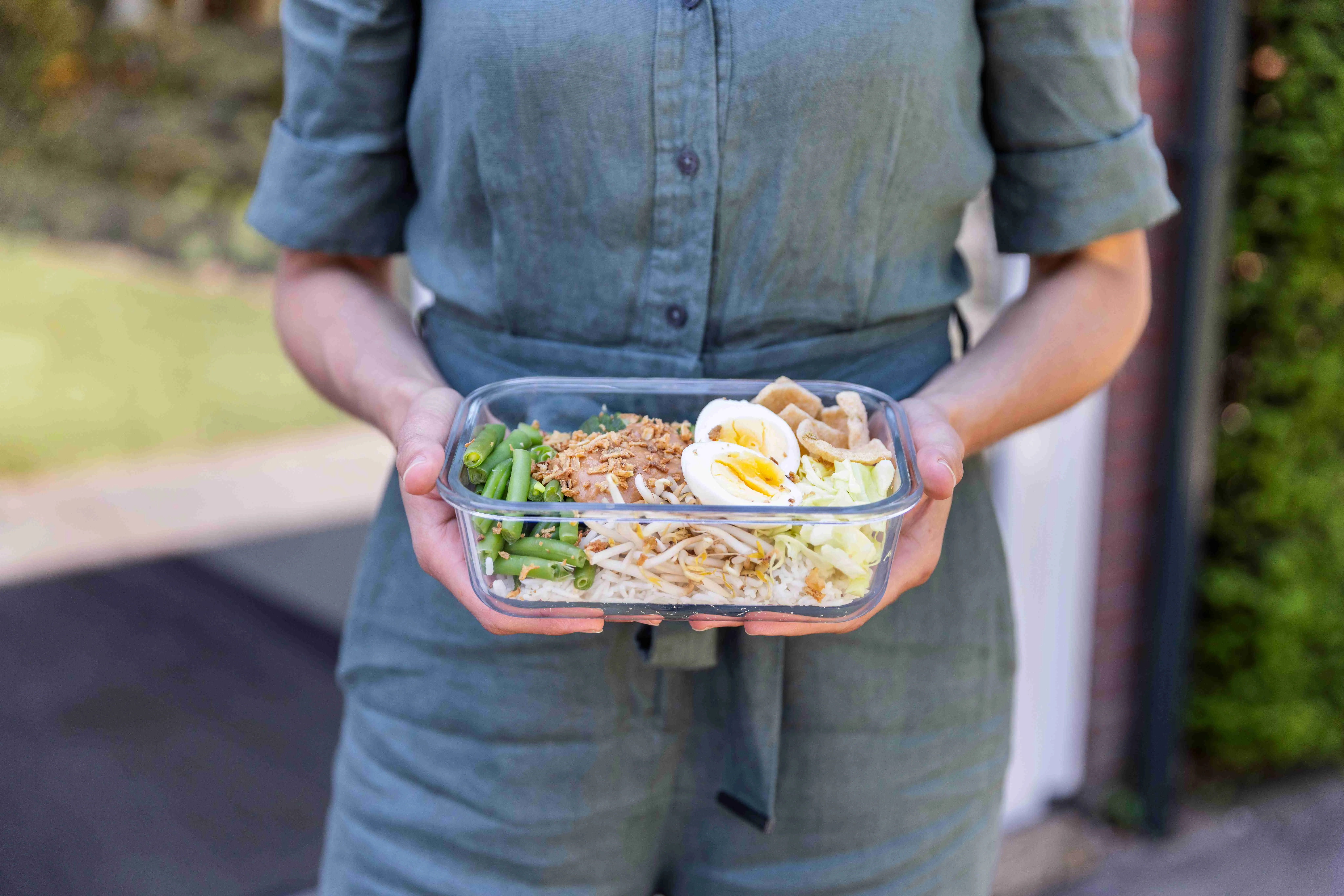 Gado gado geserveerd in een bakje