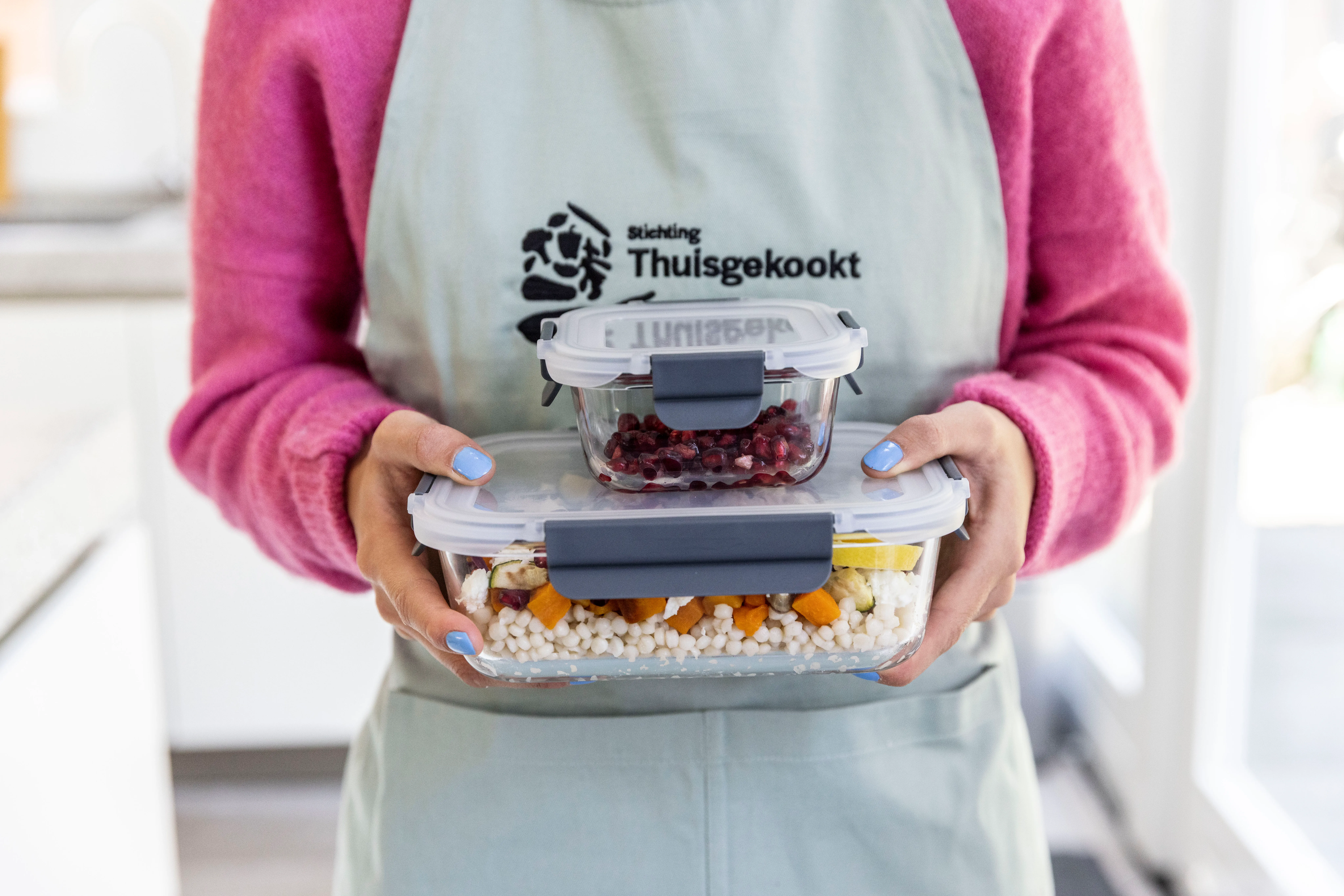 Ilse houdt maaltijdbakjes vast