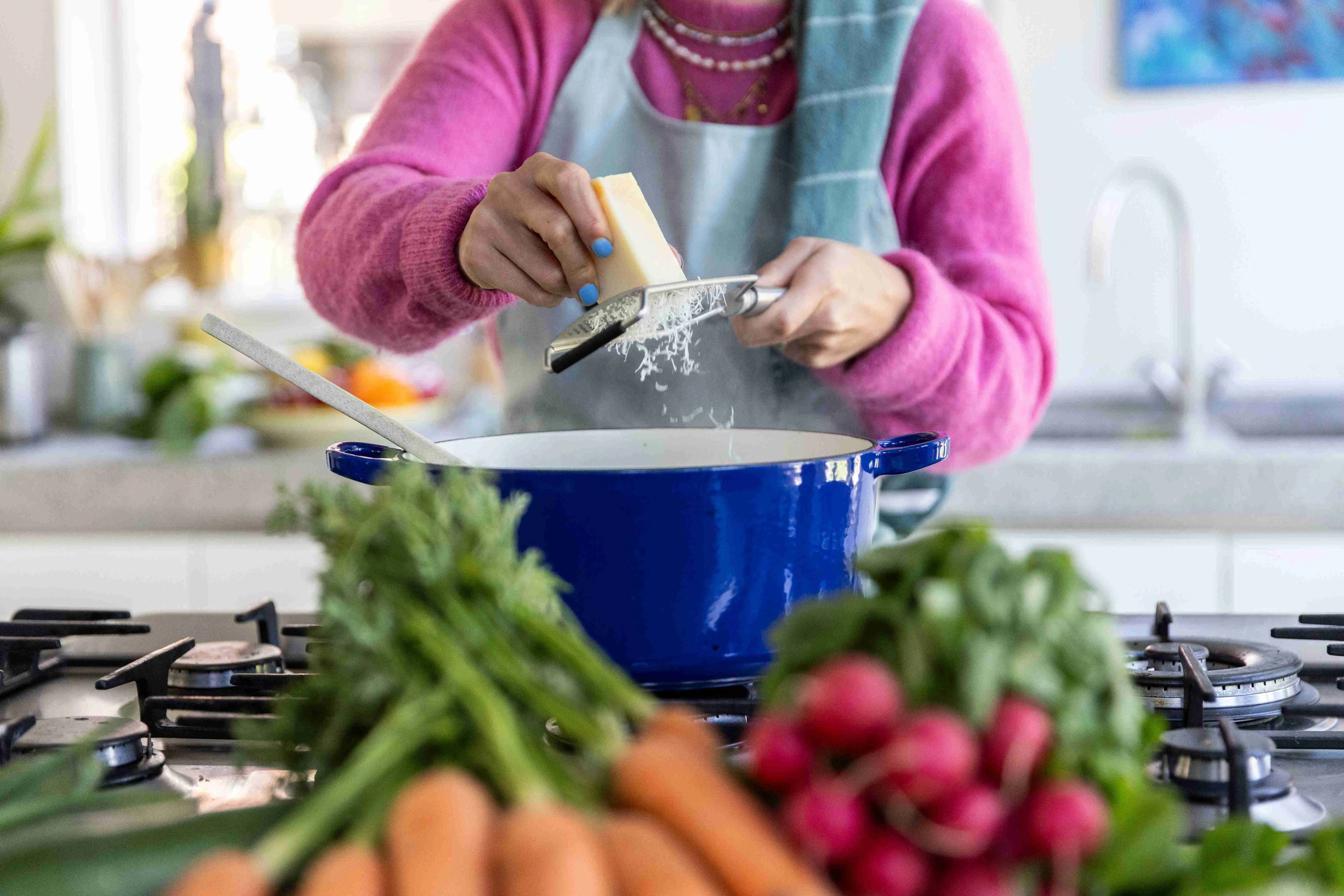 Ilse raspt kaas voor een gerecht