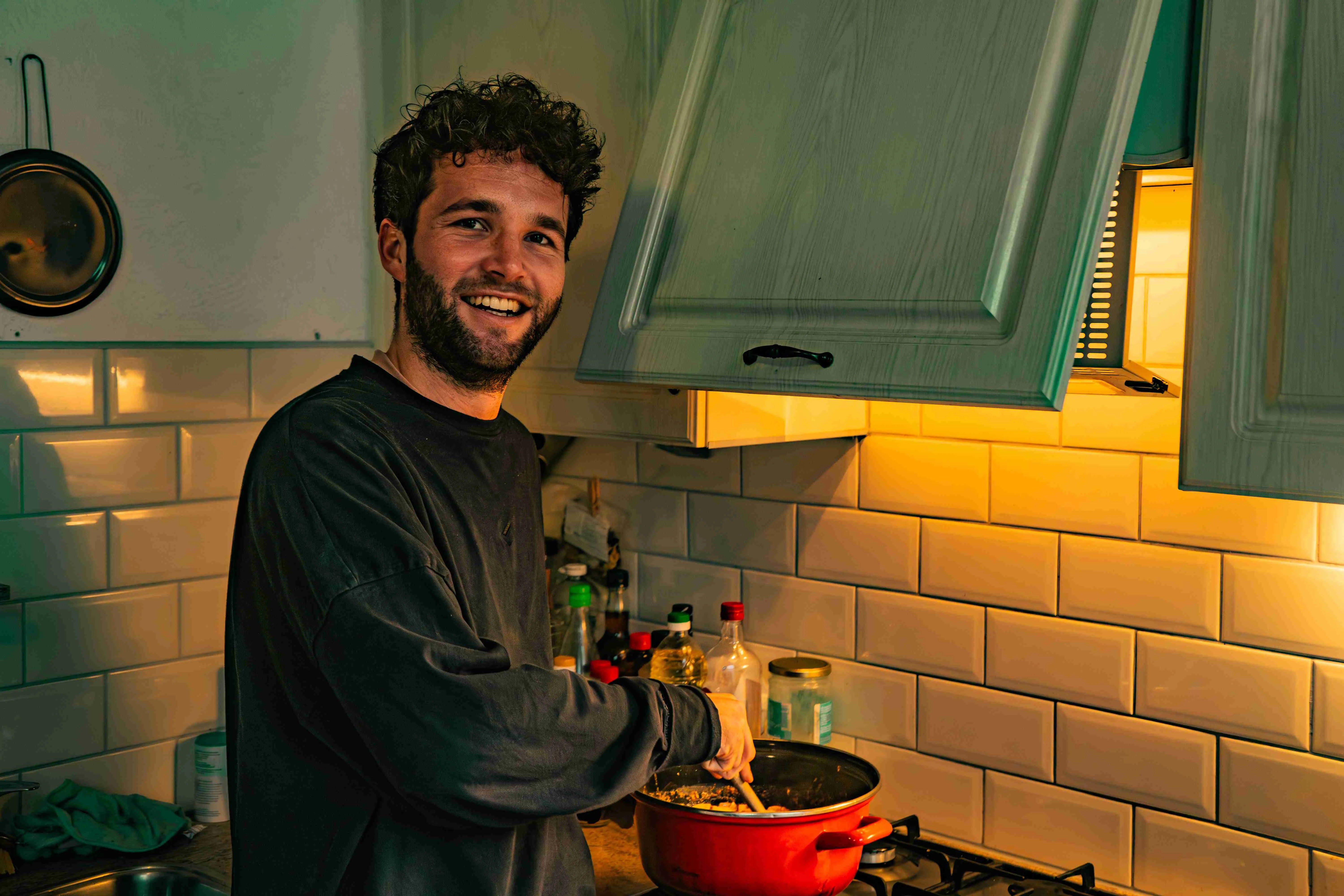 Jan bereidt een maaltijd