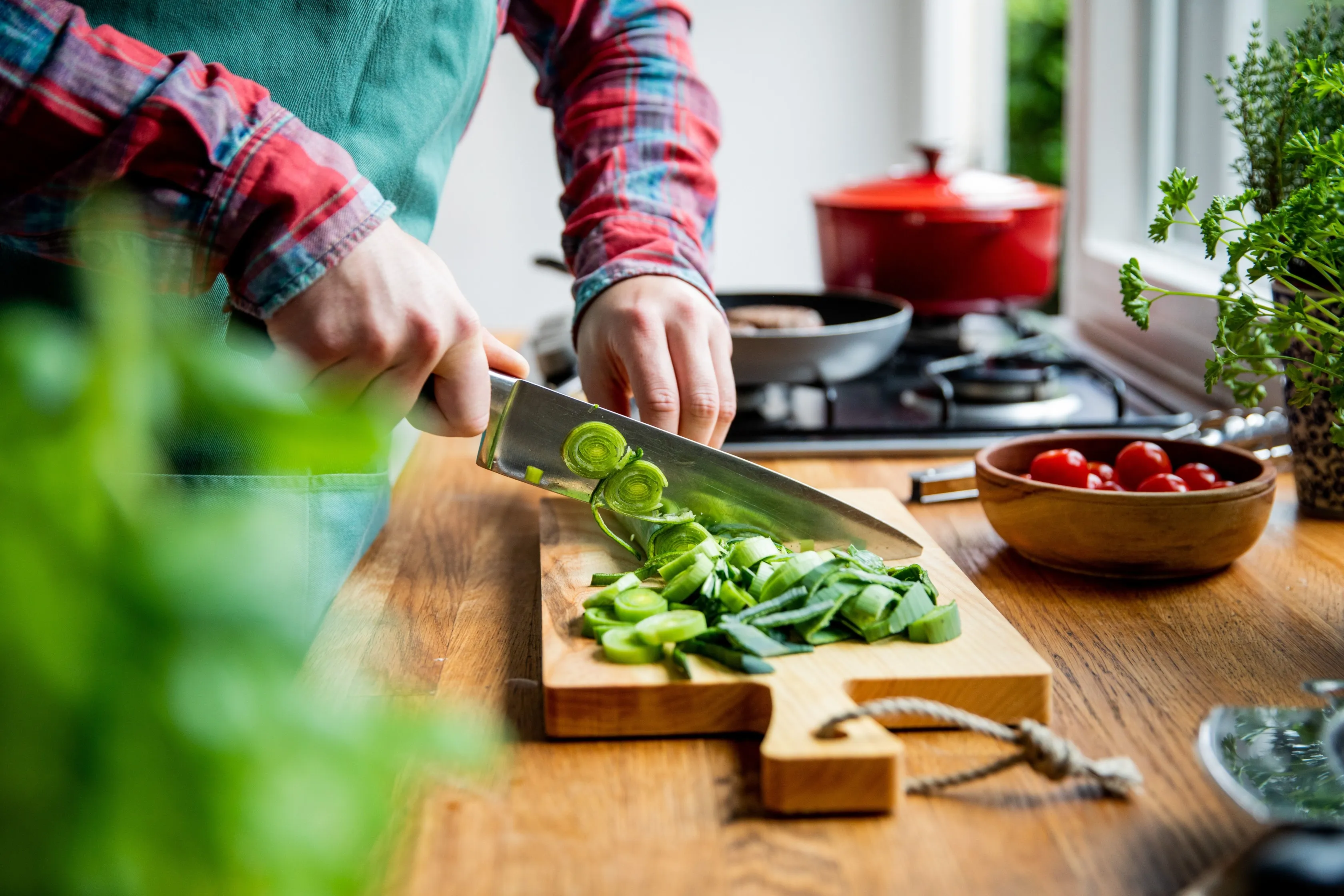 Jelle snijdt ingrediënten in de keuken