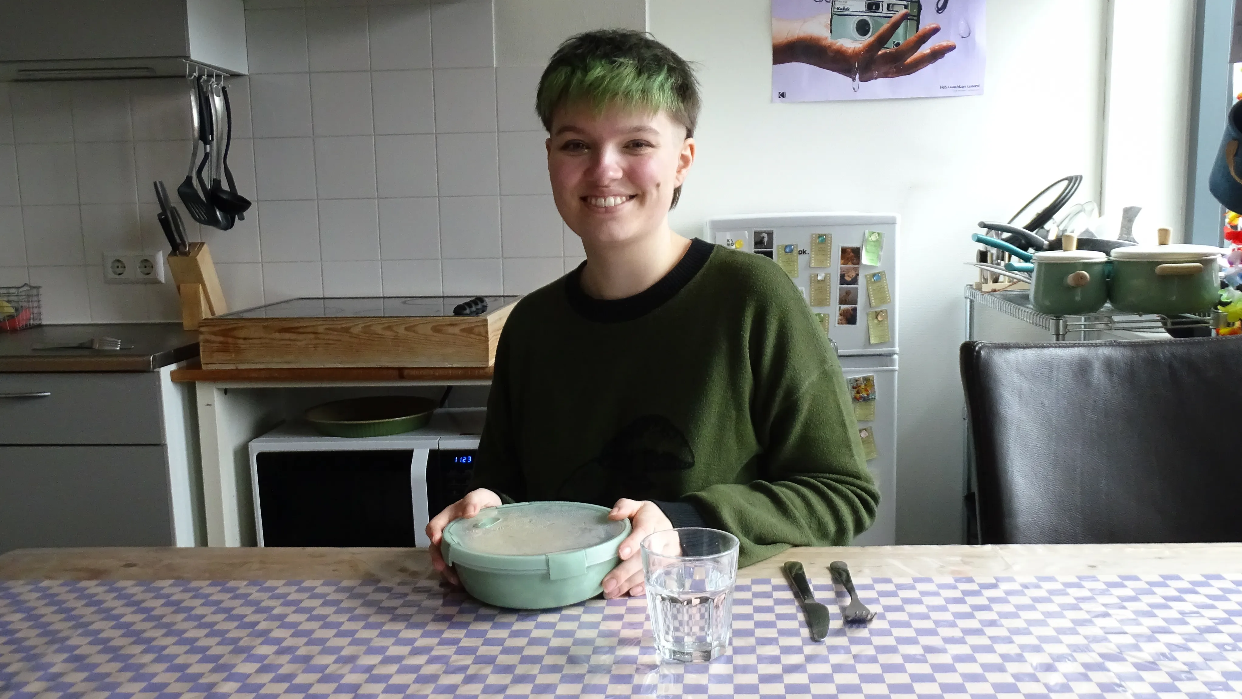 Nikki zit in de keuken