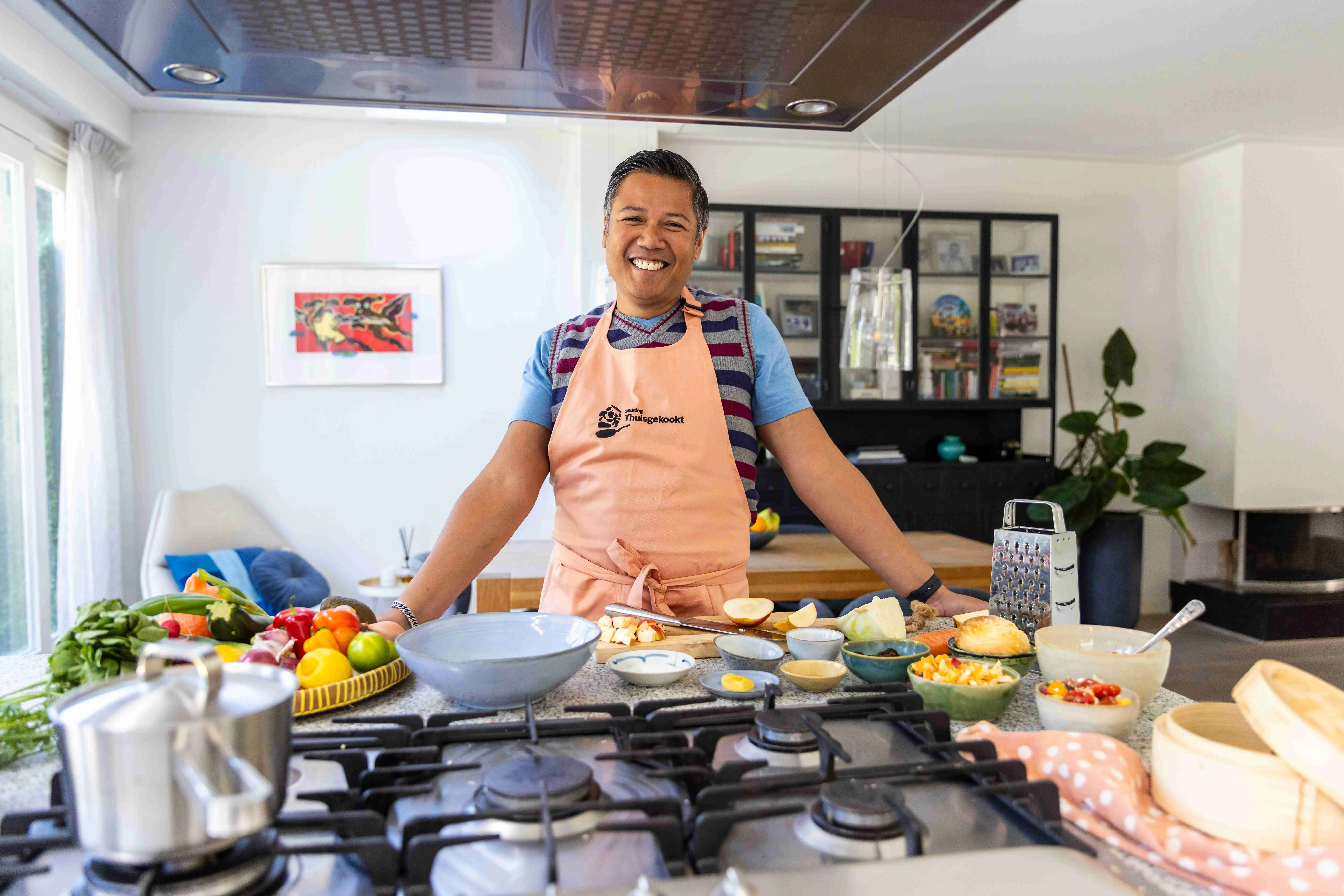 Suryono staat in de keuken