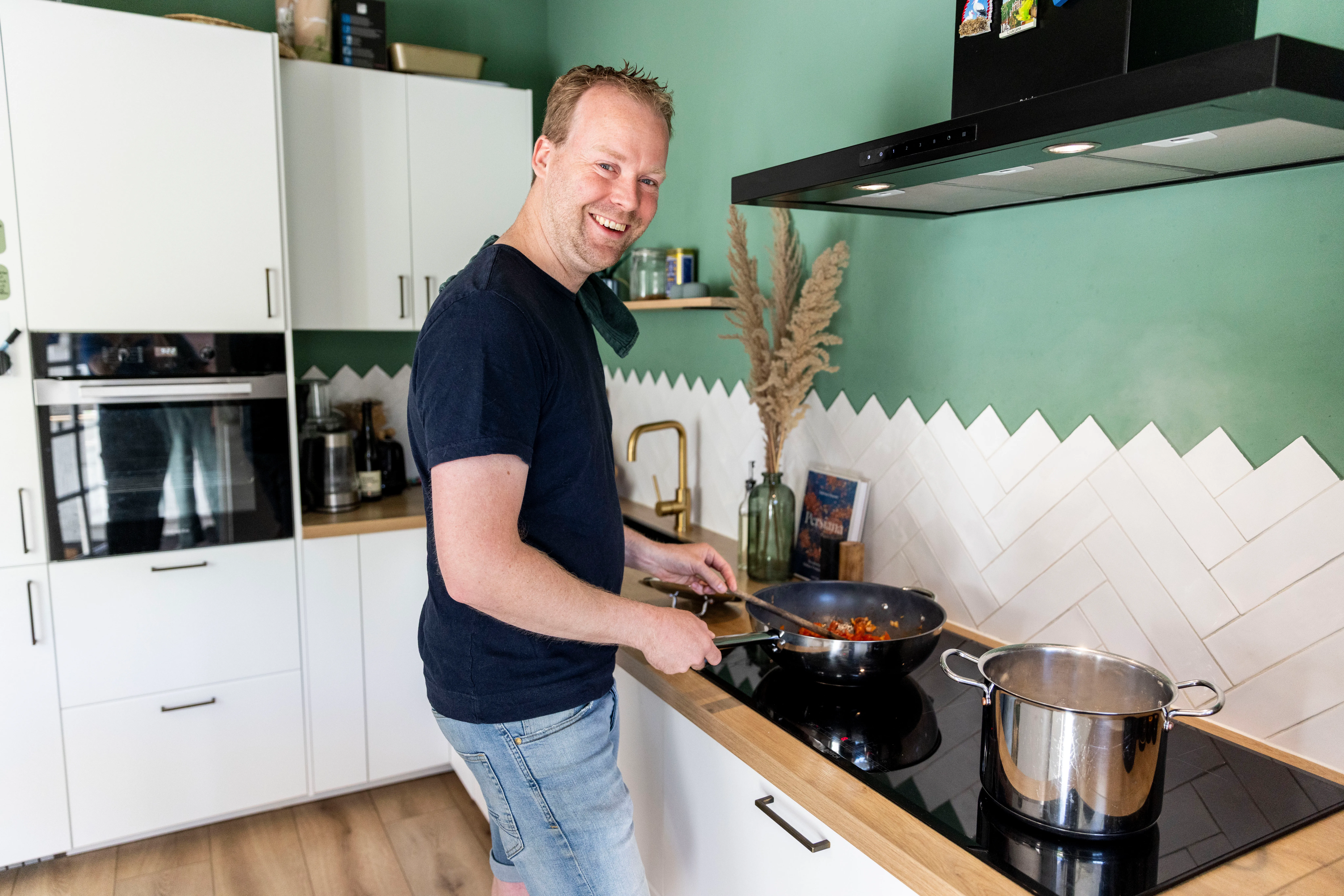 Vincent aan het koken in de keuken