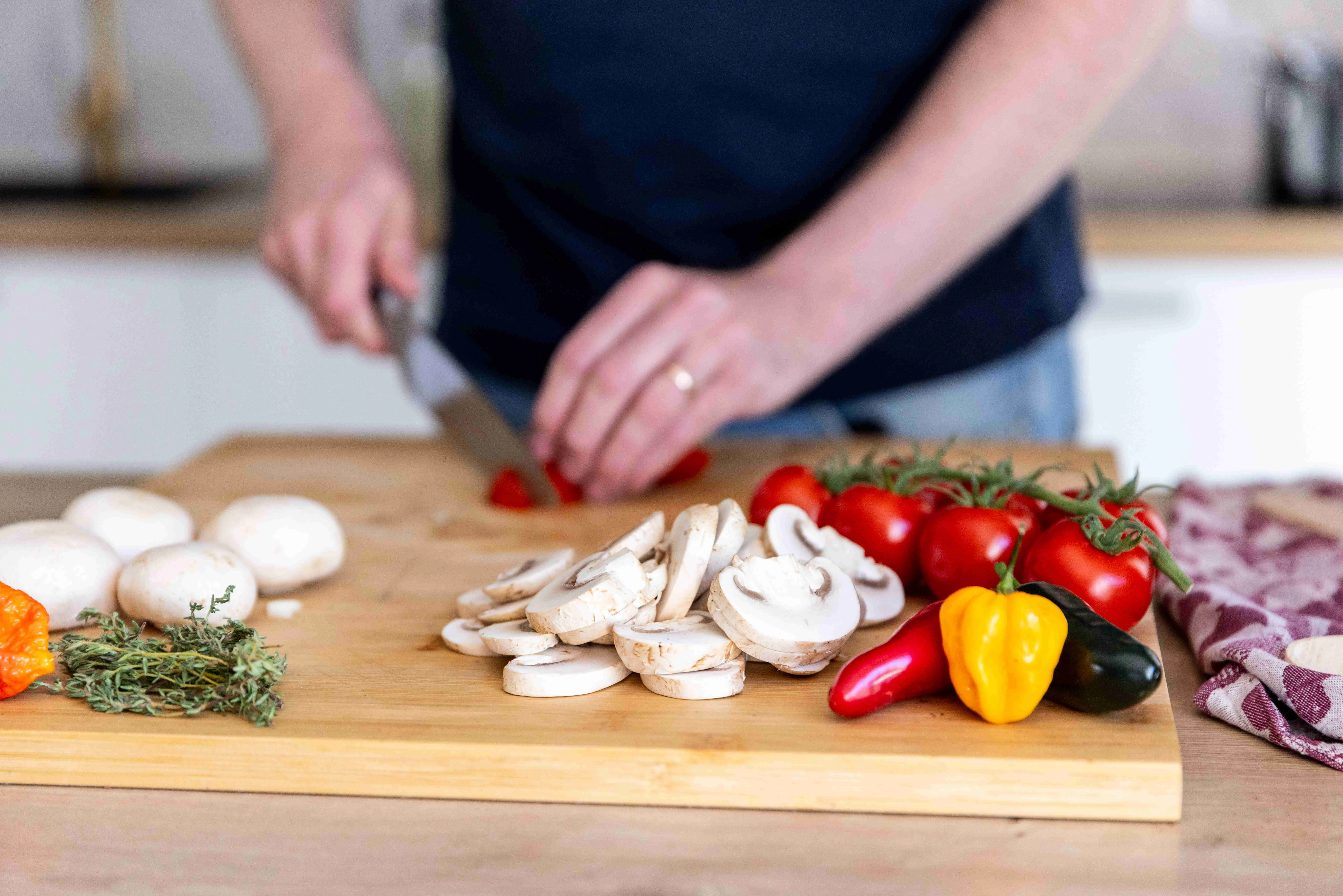 Vincent snijdt ingrediënten in de keuken