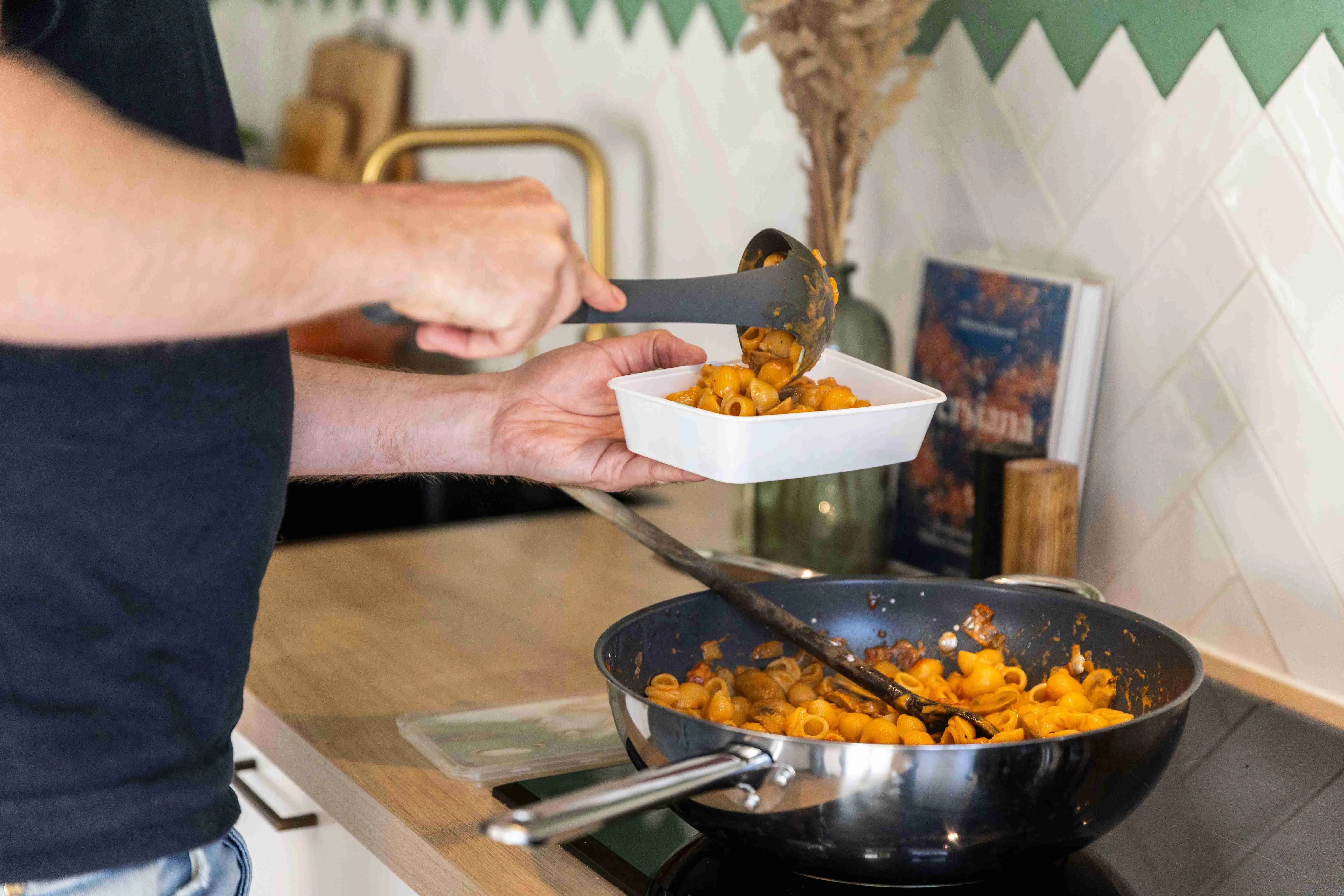 Vincent doet eten in een maaltijdbakje