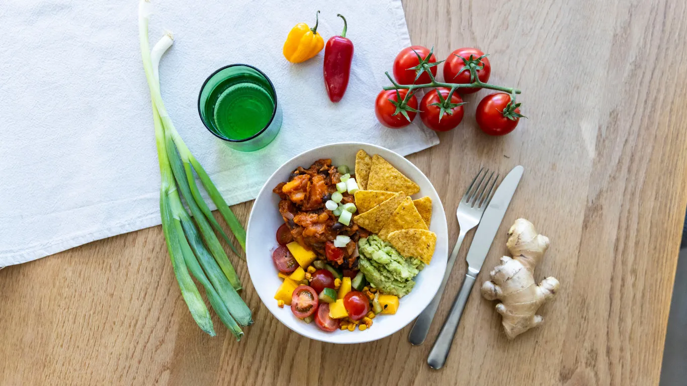 Deelrecepten burrito bowl met zoete aardappel en mais salsa