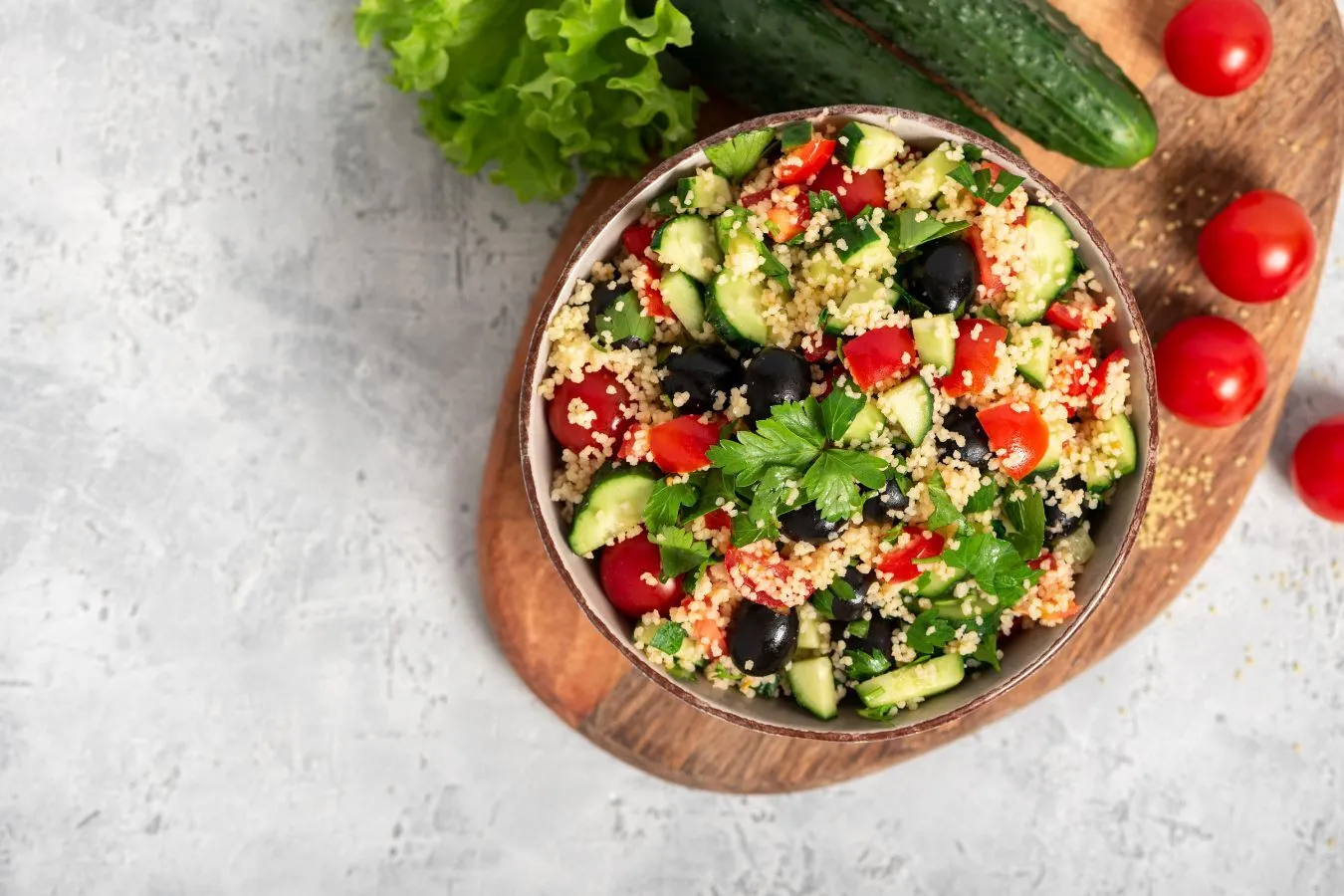 Kruidige couscous salade met gegrilde groenten en olijven