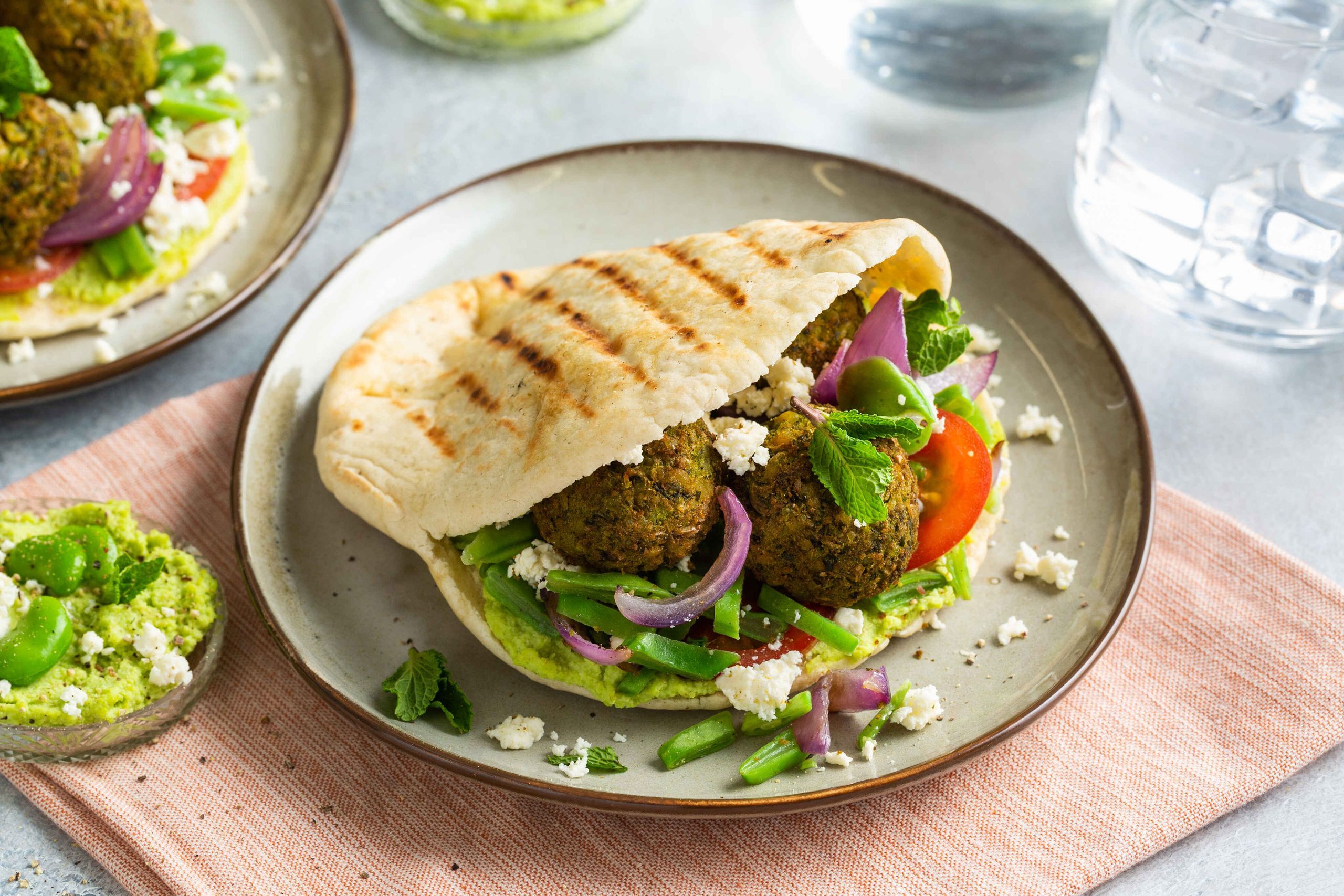 Pita falafel met tuinbonenhummus