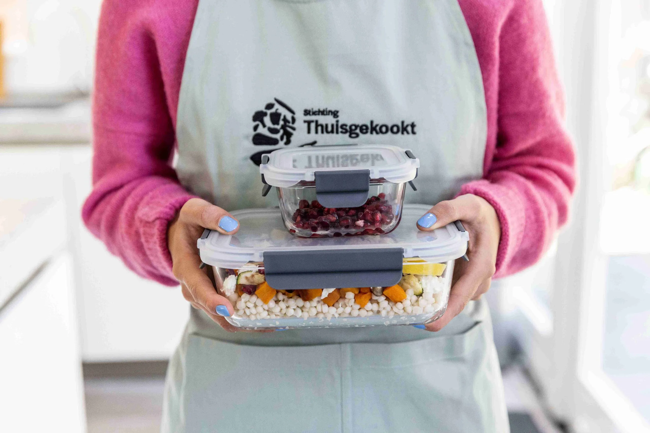 Ilse houdt maaltijdbakjes vast