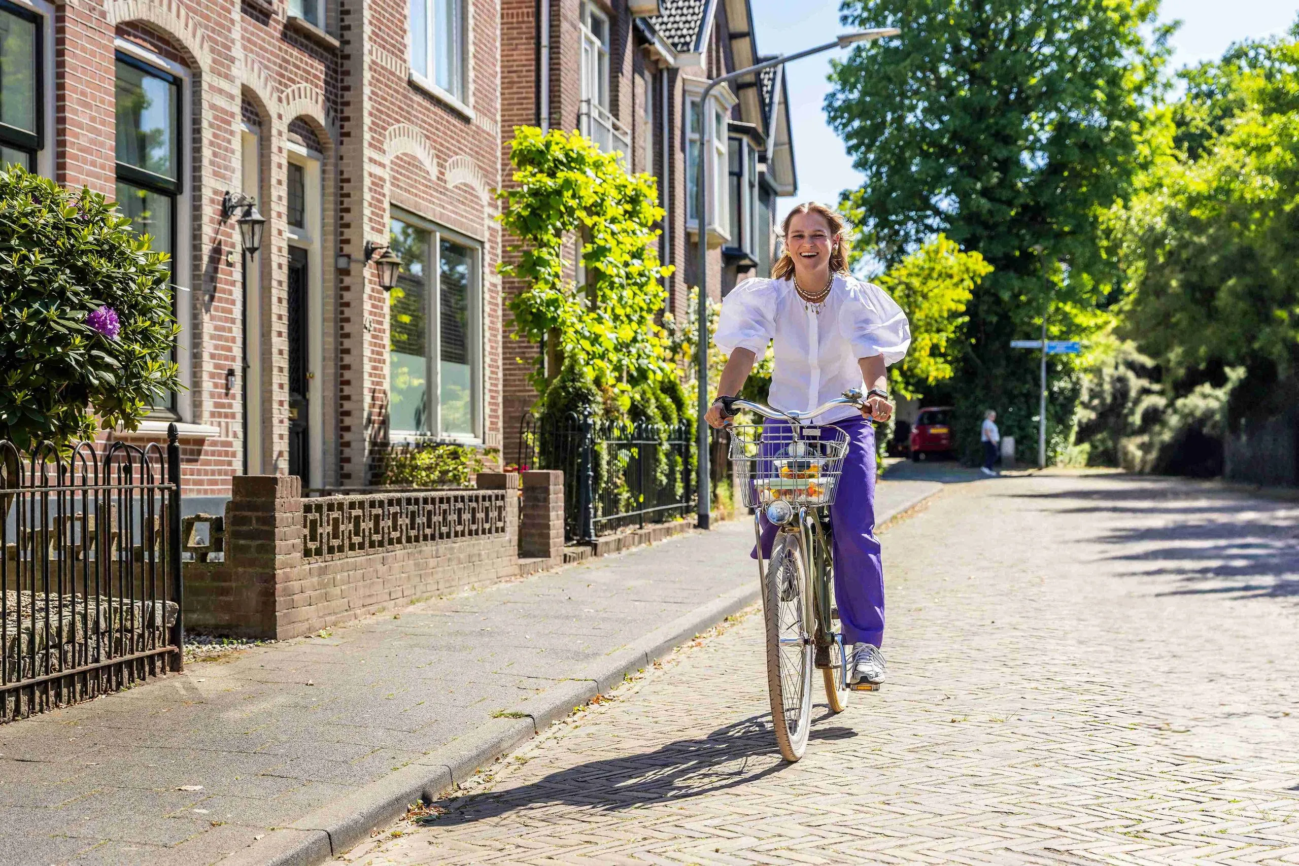 Ilse rijdt op haar fiets