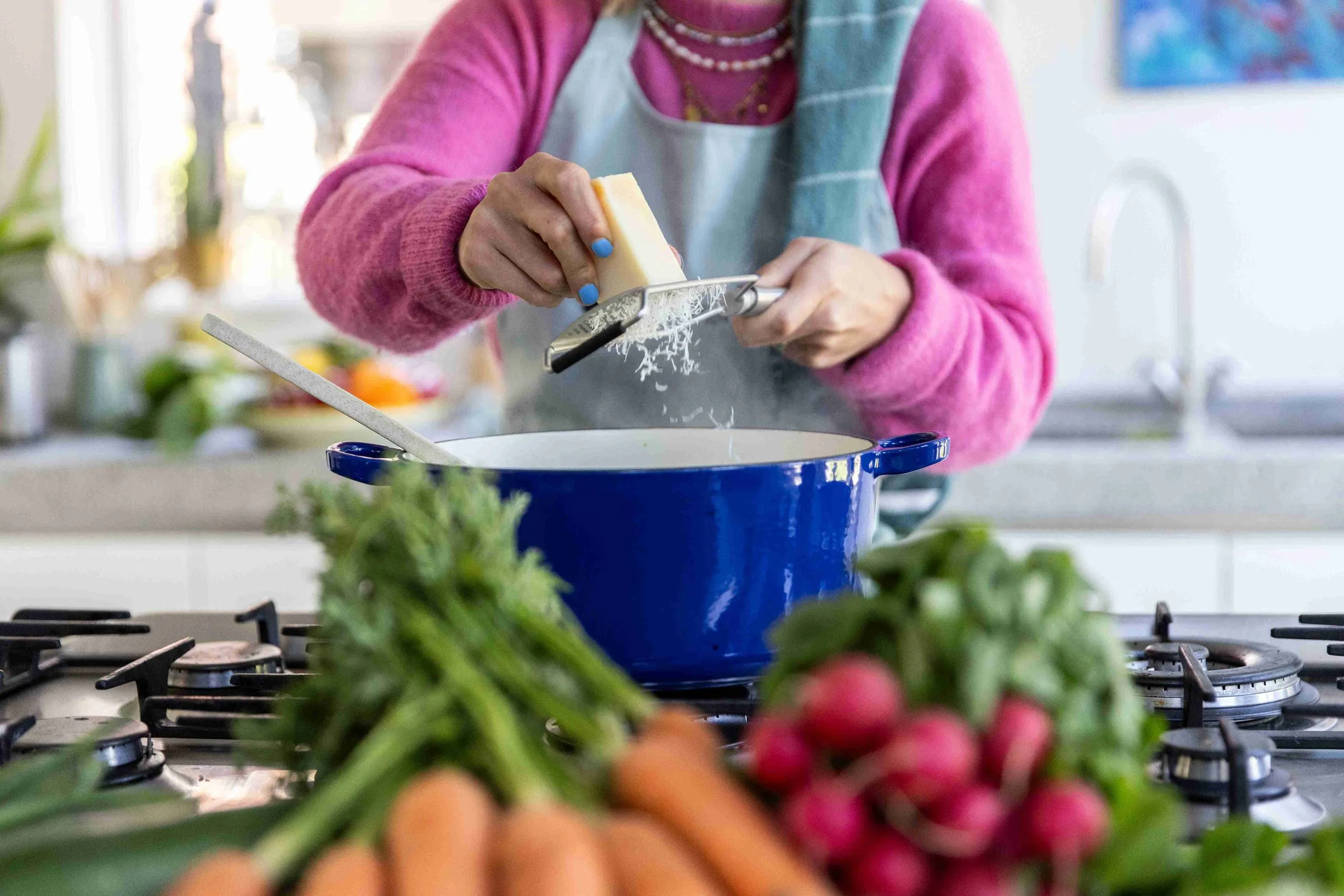 Ilse raspt kaas voor een gerecht
