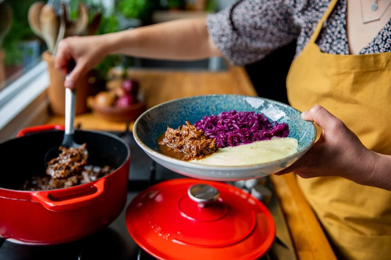 Recept voor ouderwets zelfgemaakte hachee met rode kool en aardappelpuree