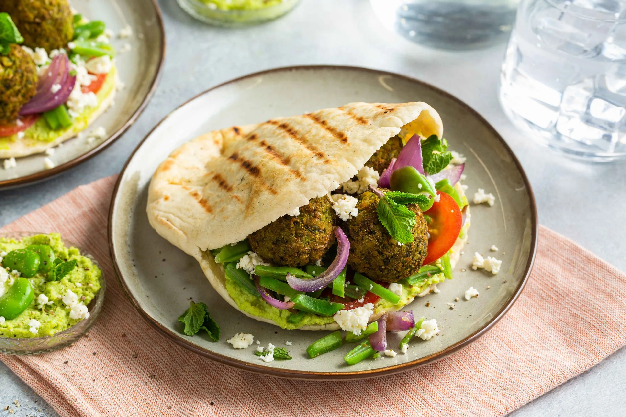 Recept voor pita falafel met tuinbonenhummus