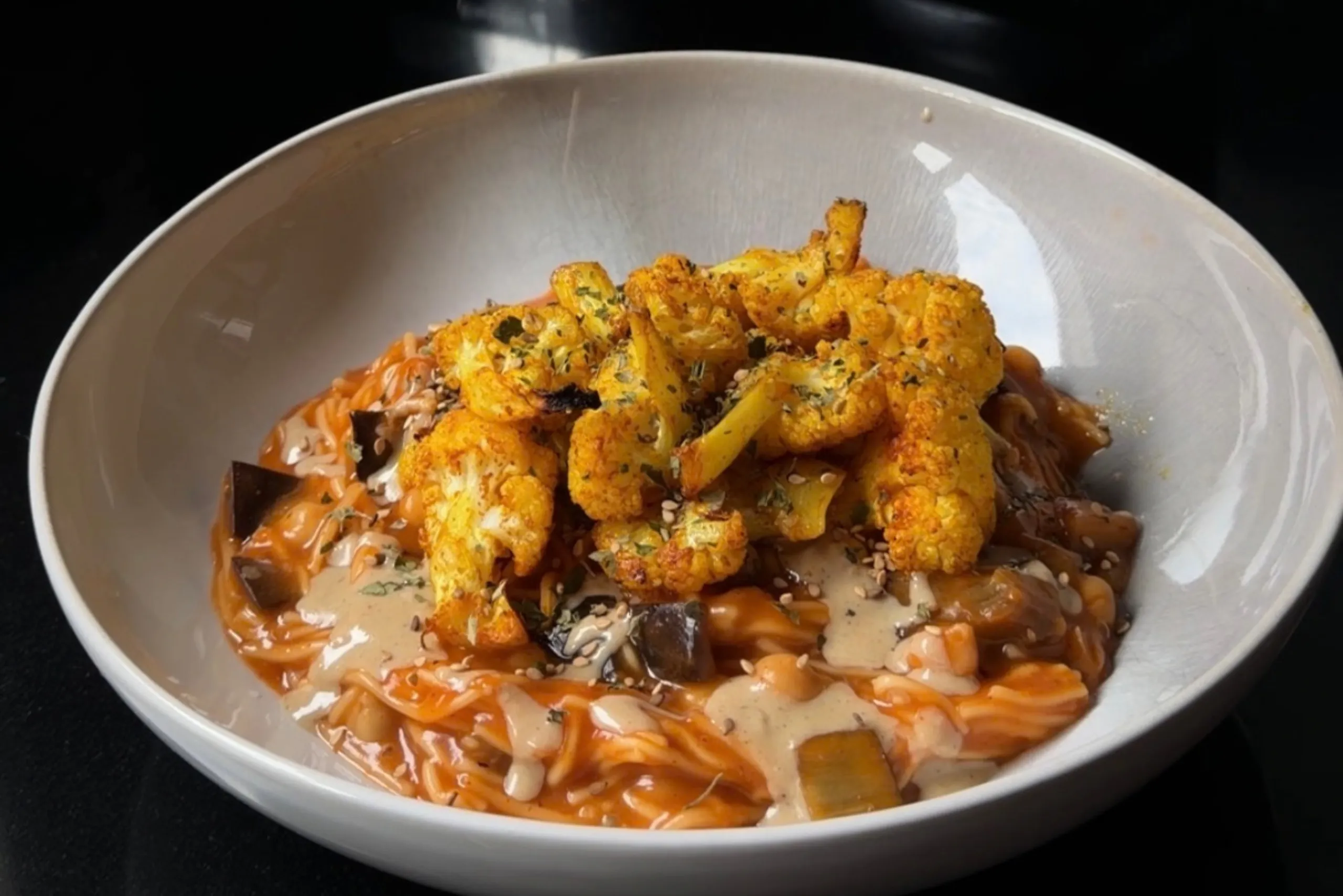 Recept voor Gochujang noedels met bloemkool en aubergine