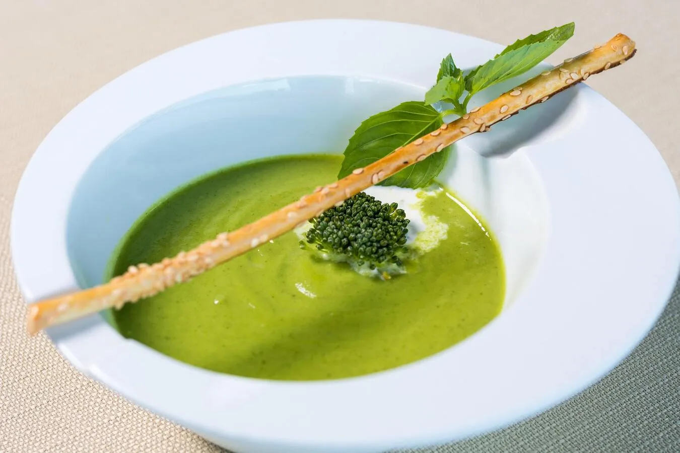 Recept voor vegetarische erwtensoep met courgette en munt